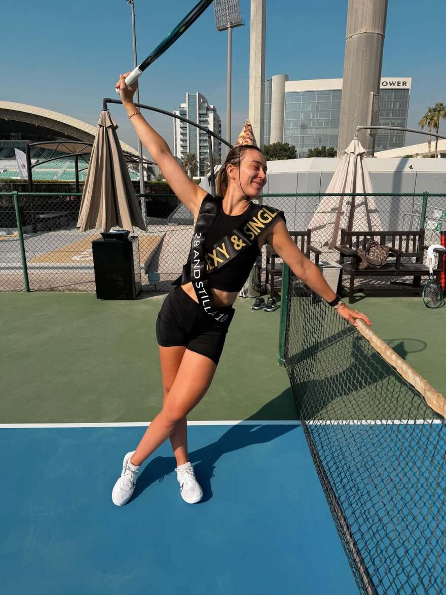 «Σέξι και single» δήλωσε η Πάουλα Μπαντόσα και αφιέρωσε τραγούδι με πολλά υπονοούμενα στον Τσιτσιπά 