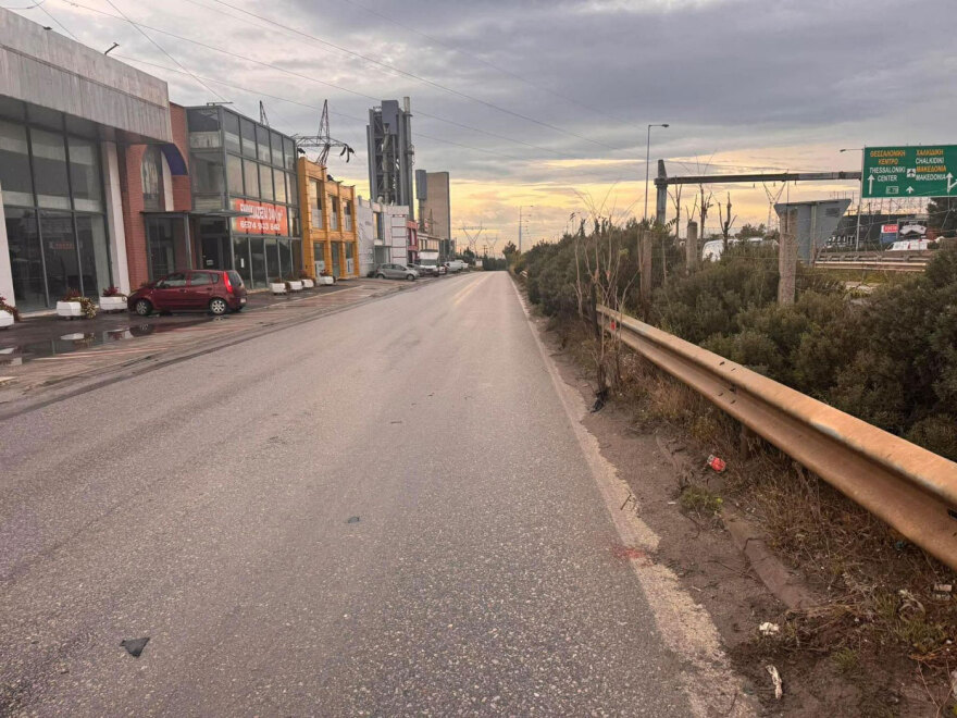 Θεσσαλονίκη: Τρεις τραυματίες από παράσυρση στην Εθνική προς Καβάλα - Φορτηγό χτύπησε πεζό που είχε σταματήσει λόγω βλάβης