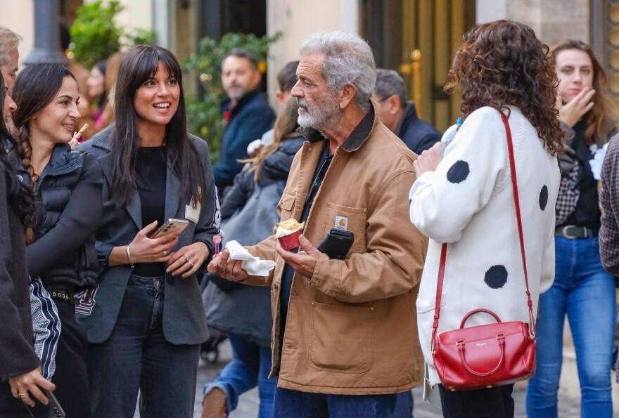 Ο Μελ Γκίμπσον κάνει διακοπές στη Ρώμη: Η βόλτα στο κέντρο της πόλης και οι πόζες με τους θαυμαστές του