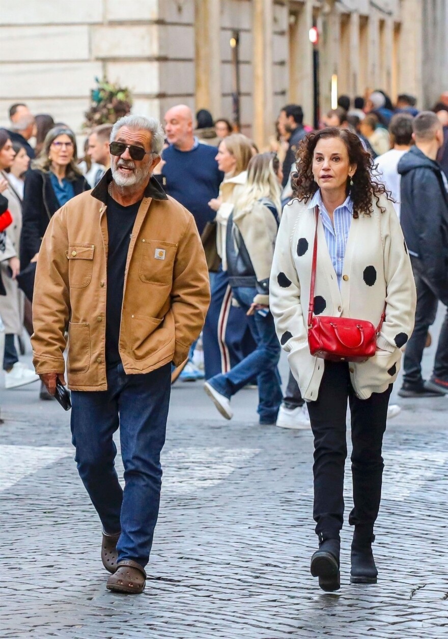 Ο Μελ Γκίμπσον κάνει διακοπές στη Ρώμη: Η βόλτα στο κέντρο της πόλης και οι πόζες με τους θαυμαστές του