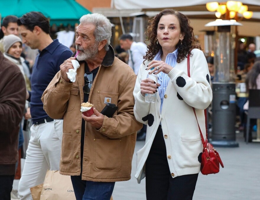 Ο Μελ Γκίμπσον κάνει διακοπές στη Ρώμη: Η βόλτα στο κέντρο της πόλης και οι πόζες με τους θαυμαστές του