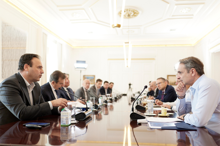 Σύσκεψη στο Μαξίμου για την προστασία των ανηλίκων από καπνό και αλκοόλ - Ψηφιακή επαλήθευση ηλικίας, τι αλλάζει για πάρτι και καταστήματα