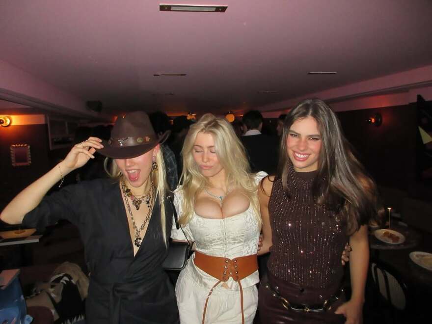 Με ασφυκτικό κορσέ η 21χρονη κόρη της Κλόντια Σίφερ - «Είσαι φτυστή η μητέρα σου», γράφουν