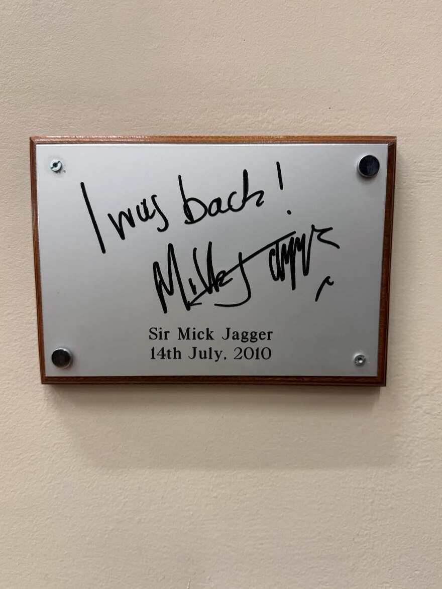 O Mικ Τζάγκερ επισκέφτηκε το παλιό του σχολείο: Ήταν μεγάλη τιμή να συναντήσω μερικούς από τους νέους μαθητές