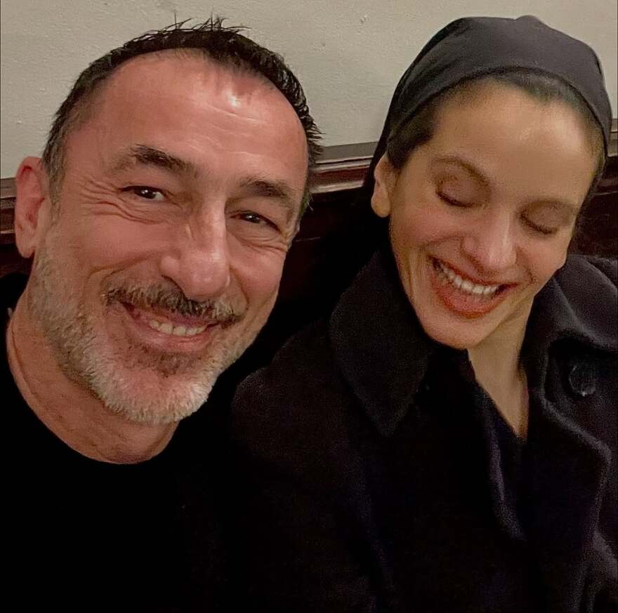 Ο Δημήτρης Παπαϊωάννου πόζαρε αγκαλιά με τη Ροσαλία 