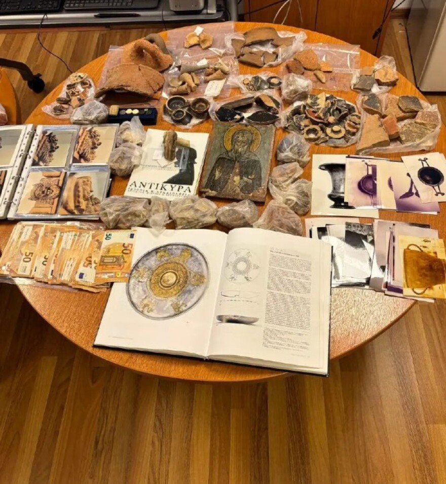 Εξάρθρωση μεγάλου διεθνούς δικτύου αρχαιοκαπηλίας από την Europol - Συνελήφθη 60χρονος Έλληνας με εκατοντάδες αρχαία αντικείμενα στην κατοχή του