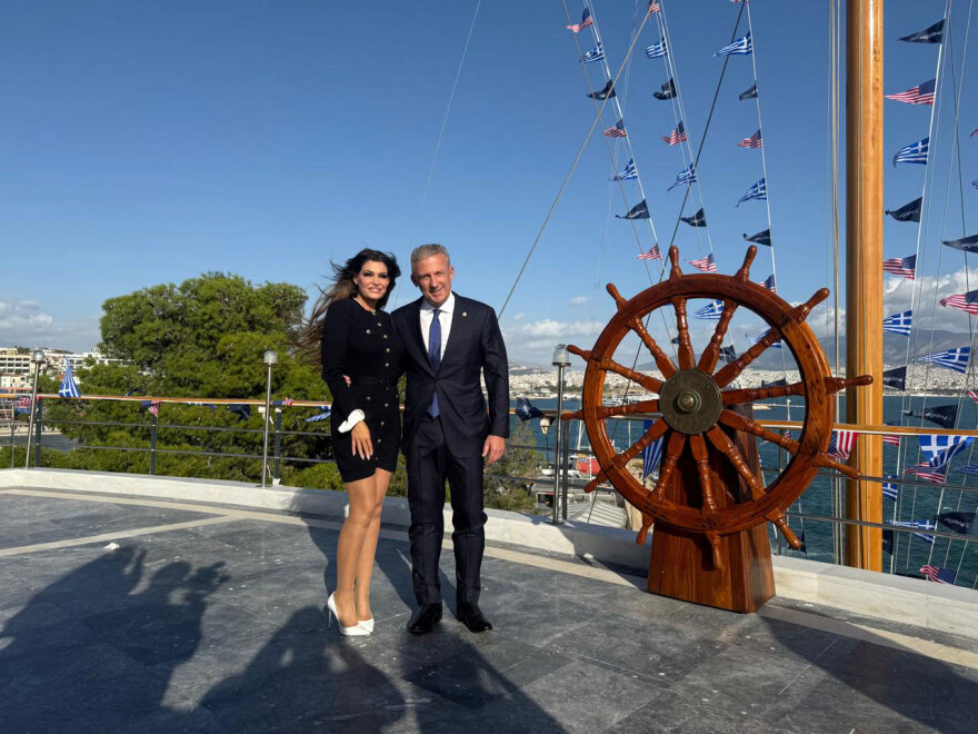 Κίμπερλι Γκιλφόιλ: «Προσωπική δέσμευση του προέδρου Τραμπ η ενίσχυση της συνεργασίας με την Ελλάδα»