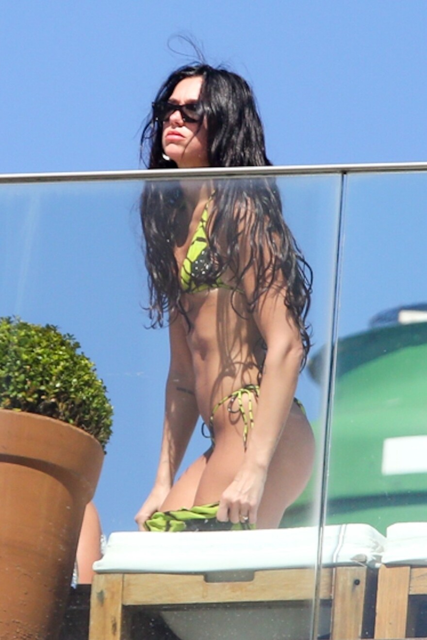 Η Ντούα Λίπα με μικροσκοπικό μπικίνι στο Ρίο ντε Τζανέιρο - Δείτε φωτογραφίες