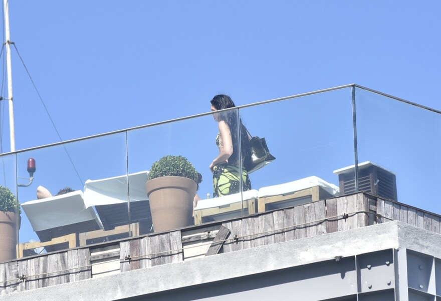 Η Ντούα Λίπα με μικροσκοπικό μπικίνι στο Ρίο ντε Τζανέιρο - Δείτε φωτογραφίες