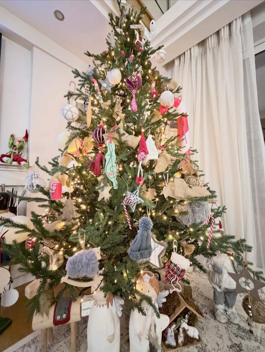 Η Σίσσυ Χρηστίδου στόλισε το χριστουγεννιάτικο δέντρο στο σπίτι της - Οι φωτογραφίες που μοιράστηκε