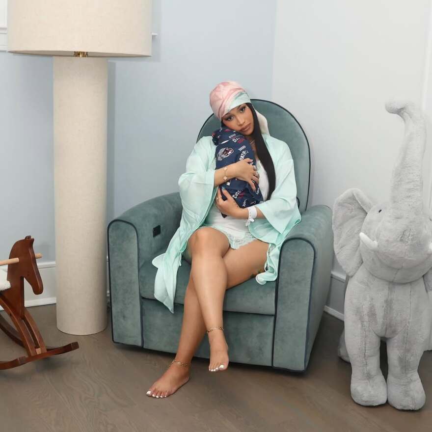 Η Cardi B φωτογραφίζεται αγκαλιά με τον νεογέννητο γιο της