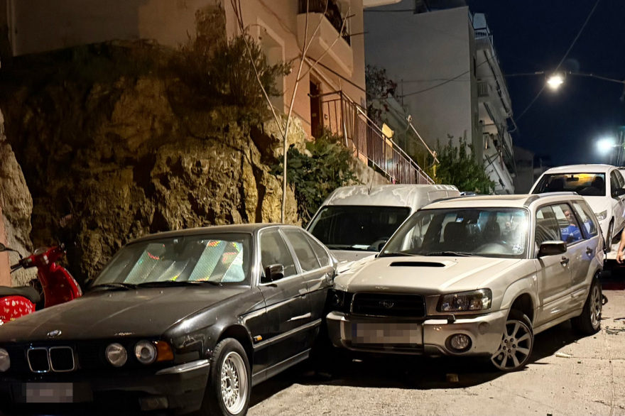 Σοβαρό τροχαίο στο Παγκράτι: Νεκρή μία γυναίκα που παρασύρθηκε μετά από σύγκρουση δύο αυτοκινήτων, δείτε βίντεο και φωτογραφίες