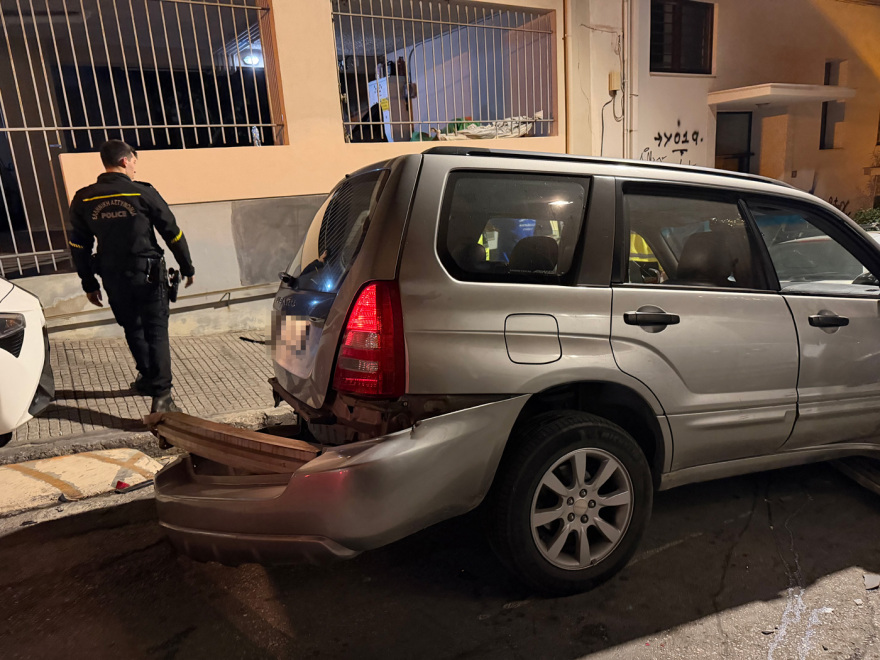 Σοβαρό τροχαίο στο Παγκράτι: Νεκρή μία γυναίκα που παρασύρθηκε μετά από σύγκρουση δύο αυτοκινήτων, δείτε βίντεο και φωτογραφίες