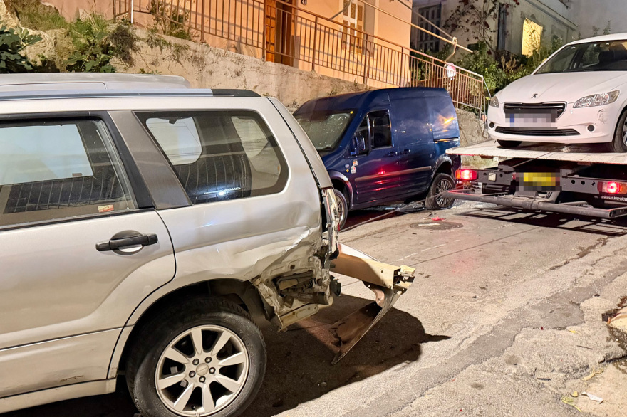 Σοβαρό τροχαίο στο Παγκράτι: Νεκρή μία γυναίκα που παρασύρθηκε μετά από σύγκρουση δύο αυτοκινήτων, δείτε βίντεο και φωτογραφίες