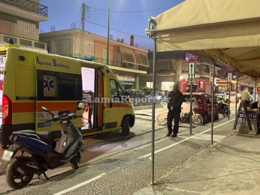 Μοτοσικλετιστής έκανε ελιγμό για να αποφύγει πεζή και τράκαρε με παρκαρισμένο ΙΧ - Πήρε φωτιά το δίκυκλο