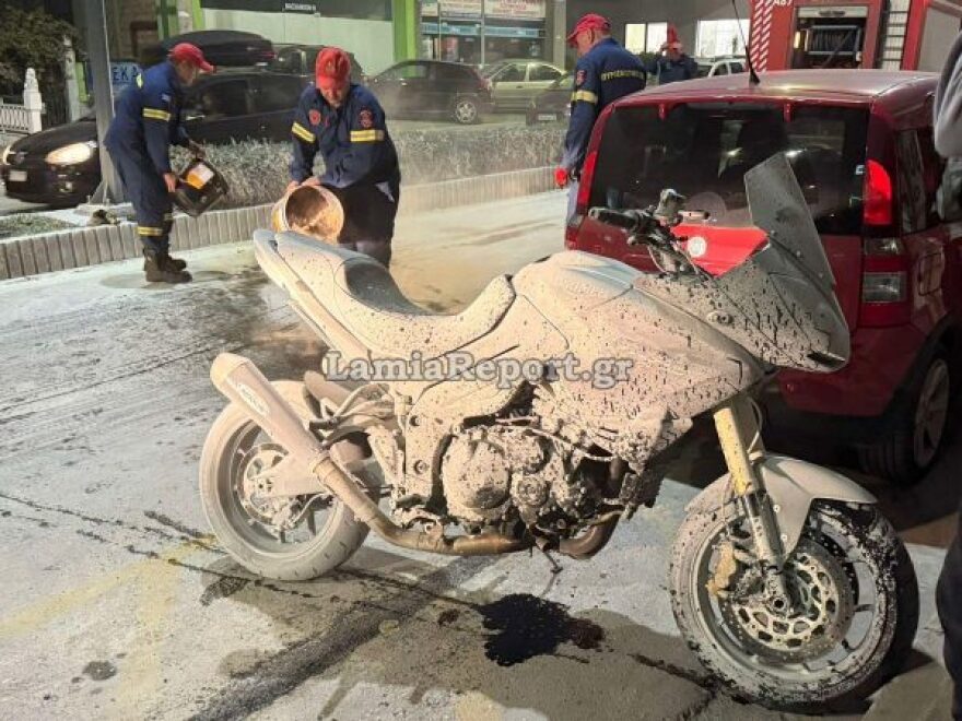 Μοτοσικλετιστής έκανε ελιγμό για να αποφύγει πεζή και τράκαρε με παρκαρισμένο ΙΧ - Πήρε φωτιά το δίκυκλο