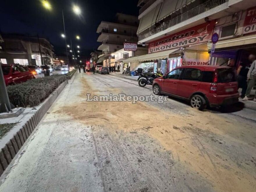 Μοτοσικλετιστής έκανε ελιγμό για να αποφύγει πεζή και τράκαρε με παρκαρισμένο ΙΧ - Πήρε φωτιά το δίκυκλο