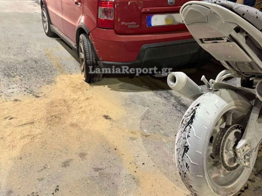 Μοτοσικλετιστής έκανε ελιγμό για να αποφύγει πεζή και τράκαρε με παρκαρισμένο ΙΧ - Πήρε φωτιά το δίκυκλο