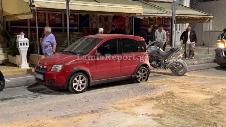 Μοτοσικλετιστής έκανε ελιγμό για να αποφύγει πεζή και τράκαρε με παρκαρισμένο ΙΧ - Πήρε φωτιά το δίκυκλο