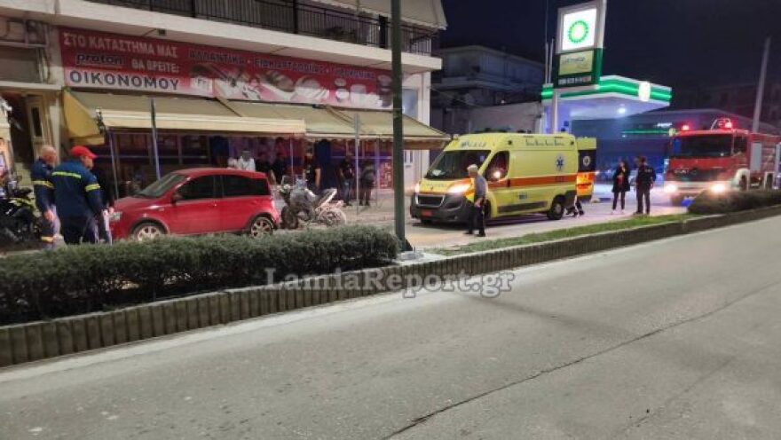 Μοτοσικλετιστής έκανε ελιγμό για να αποφύγει πεζή και τράκαρε με παρκαρισμένο ΙΧ - Πήρε φωτιά το δίκυκλο