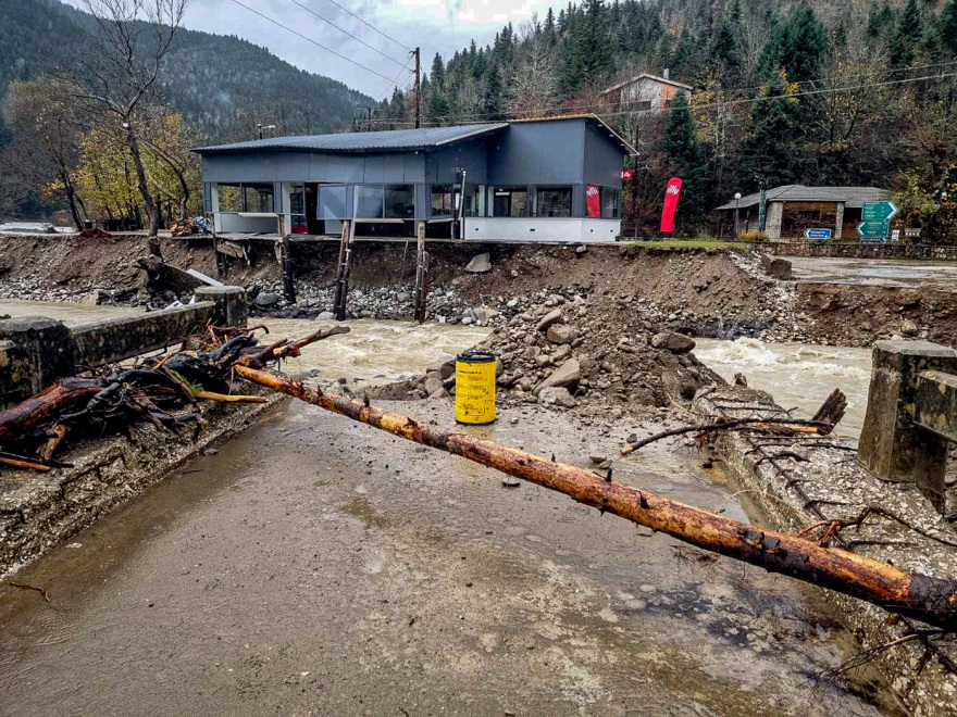 Εικόνες από το σαρωτικό πέρασμα της κακοκαιρίας στη Δυτική Ελλάδα - Πλημμυρισμένα σπίτια, κατεστραμμένοι δρόμοι και κατολισθήσεις