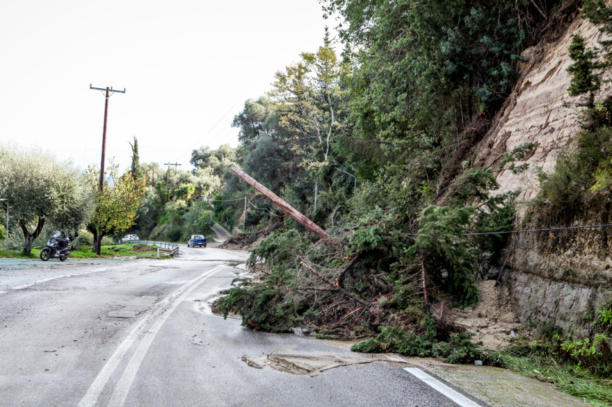 Εικόνες από το σαρωτικό πέρασμα της κακοκαιρίας στη Δυτική Ελλάδα - Πλημμυρισμένα σπίτια, κατεστραμμένοι δρόμοι και κατολισθήσεις