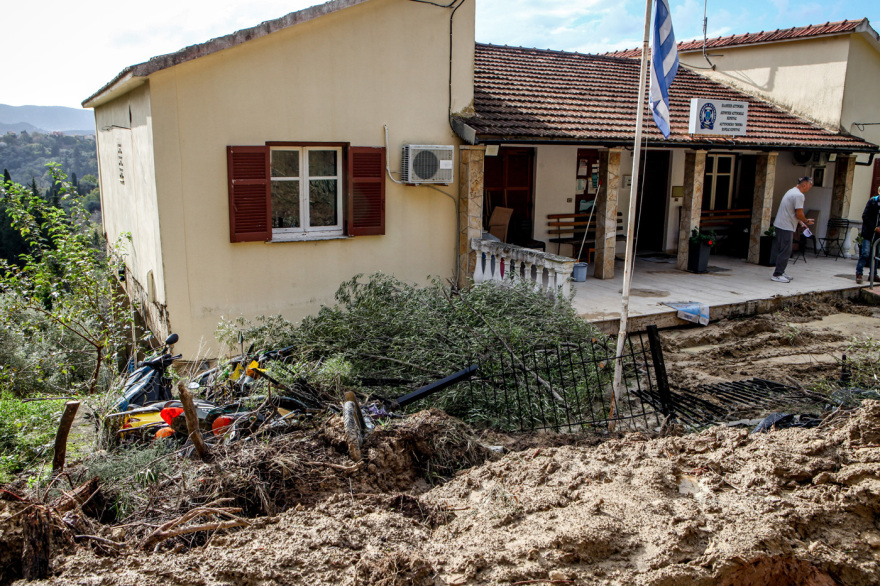 Εικόνες από το σαρωτικό πέρασμα της κακοκαιρίας στη Δυτική Ελλάδα - Πλημμυρισμένα σπίτια, κατεστραμμένοι δρόμοι και κατολισθήσεις