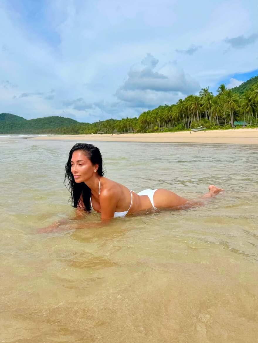 Νικόλ Σέρζινγκερ: Οι σέξι πόζες με λευκό μπικίνι σε εξωτική παραλία