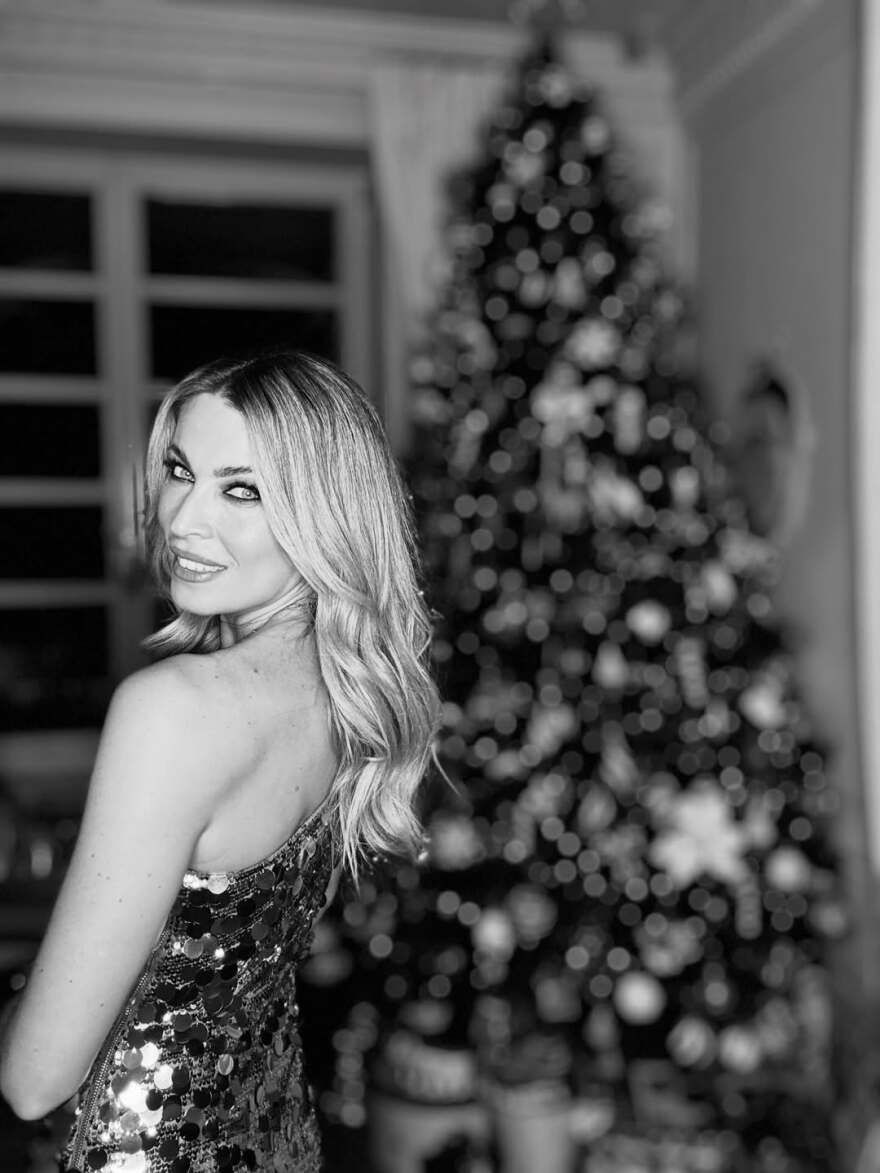 Η Μαριέττα Χρουσαλά φωτογραφίζεται μπροστά στο χριστουγεννιάτικο δέντρο στο σπίτι της
