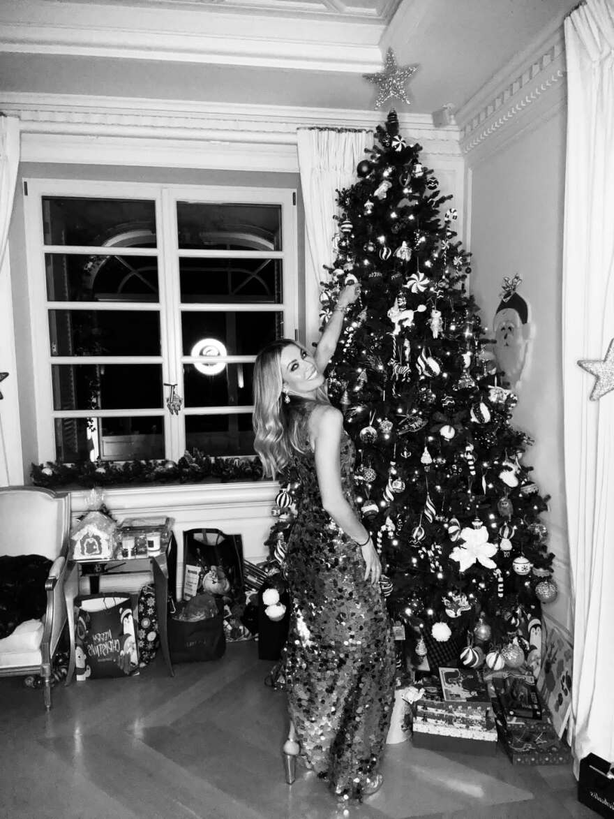 Η Μαριέττα Χρουσαλά φωτογραφίζεται μπροστά στο χριστουγεννιάτικο δέντρο στο σπίτι της
