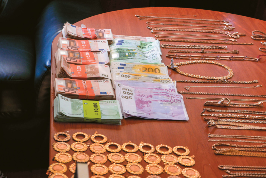 Ρομά με... Τεχνητή Νοημοσύνη  εξαπάτησαν 1.000 πρόσωπα και έκλεψαν 7,5 εκατ. ευρώ - Κορόιδεψαν και τραπεζικό στέλεχος
