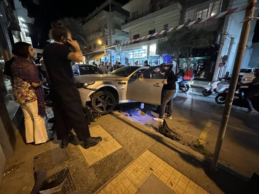 Αυτοκίνητο ξέφυγε από την πορεία του και παρέσυρε σταθμευμένα οχήματα στο Ηράκλειο