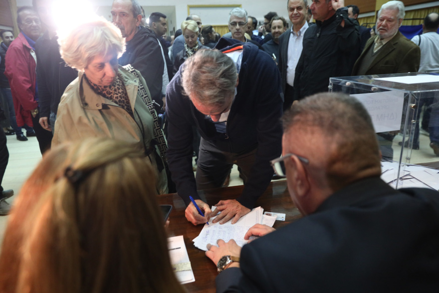 Ψήφισε στις εσωκομματικές εκλογές της ΝΔ ο Κυριάκος Μητσοτάκης - «Η μόνη παράταξη που εγγυάται σταθερότητα, ασφάλεια και προκοπή»