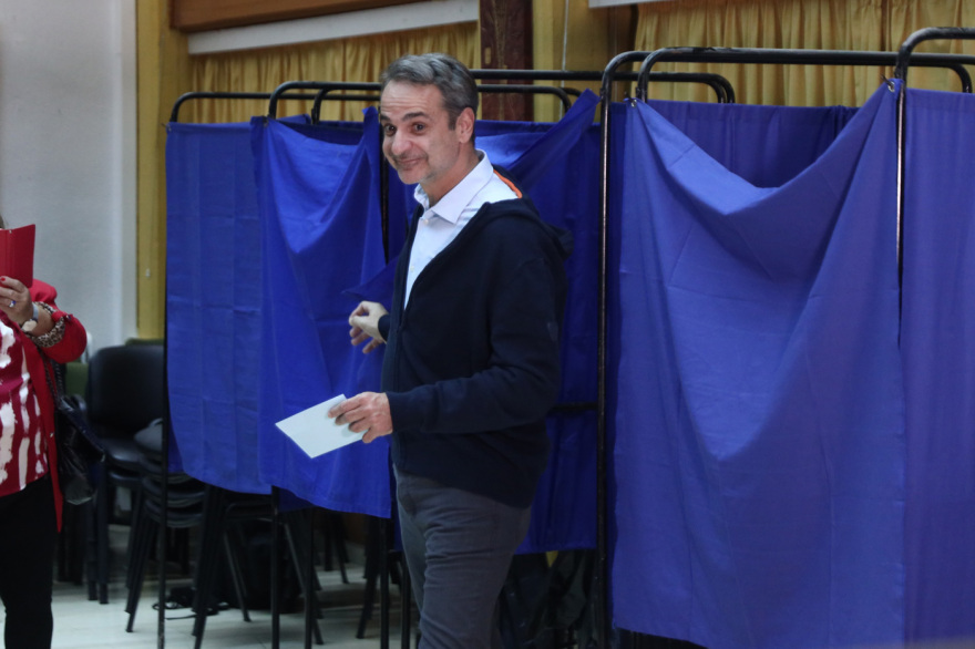 Ψήφισε στις εσωκομματικές εκλογές της ΝΔ ο Κυριάκος Μητσοτάκης - «Η μόνη παράταξη που εγγυάται σταθερότητα, ασφάλεια και προκοπή»