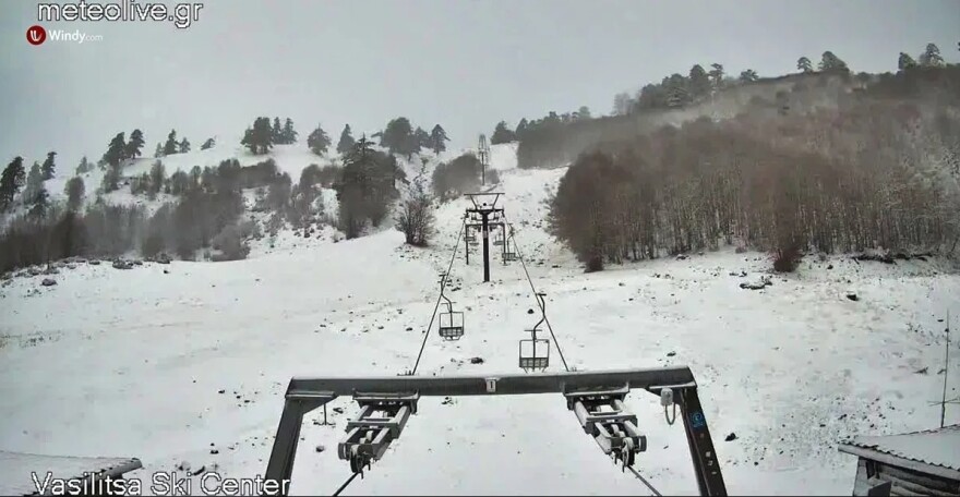 Έπεσαν τα πρώτα χιόνια στα ορεινά - Στα λευκά ντύνονται χιονοδρομικά κέντρα σε Ήπειρο και Μακεδονία (δείτε βίντεο και φωτογραφίες)