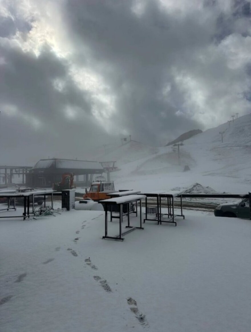 Έπεσαν τα πρώτα χιόνια στα ορεινά - Στα λευκά ντύνονται χιονοδρομικά κέντρα σε Ήπειρο και Μακεδονία (δείτε βίντεο και φωτογραφίες)