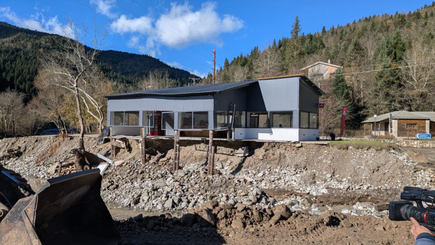 Ζημιές σε αναψυκτήριο και αποκλεισμένοι δρόμοι στον Ασπροπόταμο Τρικάλων από την υπερχείλιση ποταμού - Δείτε βίντεο και φωτογραφίες