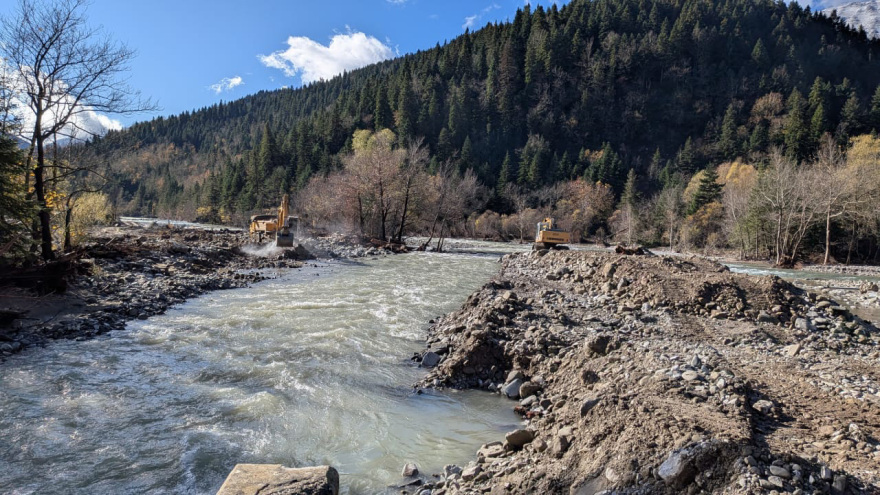 Ζημιές σε αναψυκτήριο και αποκλεισμένοι δρόμοι στον Ασπροπόταμο Τρικάλων από την υπερχείλιση ποταμού - Δείτε βίντεο και φωτογραφίες