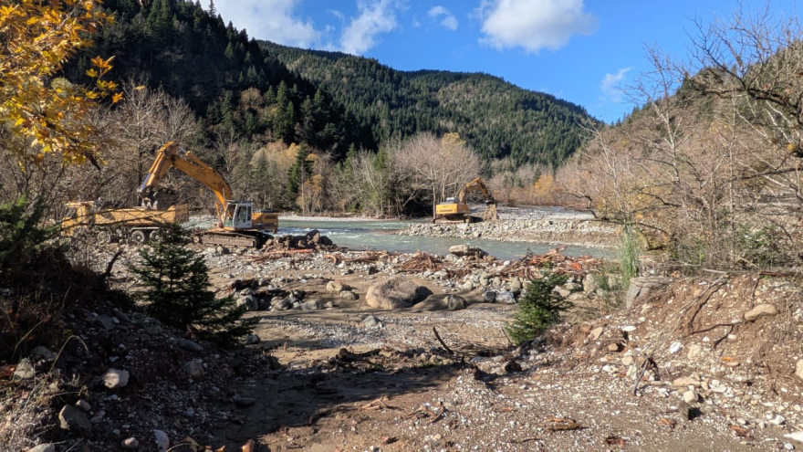 Ζημιές σε αναψυκτήριο και αποκλεισμένοι δρόμοι στον Ασπροπόταμο Τρικάλων από την υπερχείλιση ποταμού - Δείτε βίντεο και φωτογραφίες