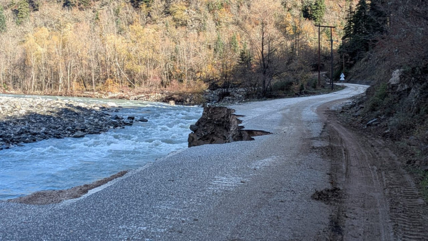 Ζημιές σε αναψυκτήριο και αποκλεισμένοι δρόμοι στον Ασπροπόταμο Τρικάλων από την υπερχείλιση ποταμού - Δείτε βίντεο και φωτογραφίες