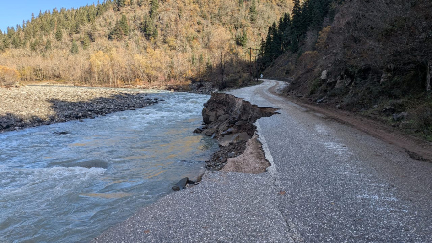 Ζημιές σε αναψυκτήριο και αποκλεισμένοι δρόμοι στον Ασπροπόταμο Τρικάλων από την υπερχείλιση ποταμού - Δείτε βίντεο και φωτογραφίες