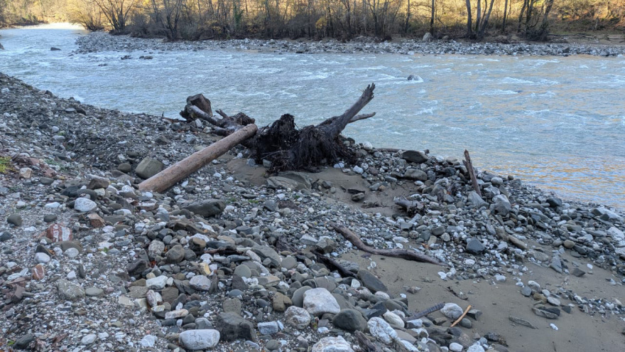 Ζημιές σε αναψυκτήριο και αποκλεισμένοι δρόμοι στον Ασπροπόταμο Τρικάλων από την υπερχείλιση ποταμού - Δείτε βίντεο και φωτογραφίες