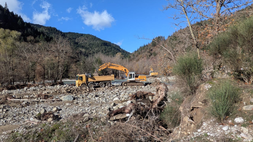 Ζημιές σε αναψυκτήριο και αποκλεισμένοι δρόμοι στον Ασπροπόταμο Τρικάλων από την υπερχείλιση ποταμού - Δείτε βίντεο και φωτογραφίες