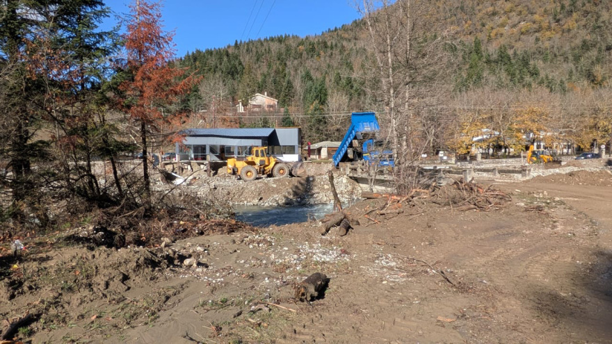 Ζημιές σε αναψυκτήριο και αποκλεισμένοι δρόμοι στον Ασπροπόταμο Τρικάλων από την υπερχείλιση ποταμού - Δείτε βίντεο και φωτογραφίες