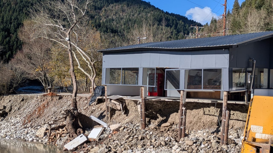 Ζημιές σε αναψυκτήριο και αποκλεισμένοι δρόμοι στον Ασπροπόταμο Τρικάλων από την υπερχείλιση ποταμού - Δείτε βίντεο και φωτογραφίες