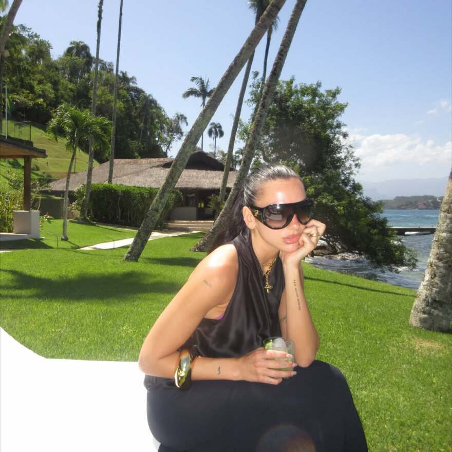 Δεν έχασε την ευκαιρία να βάλει το μπικίνι της η Ντούα Λίπα - Πήγε στη διάσημη παραλία της Ιπανέμα, δείτε φωτογραφίες