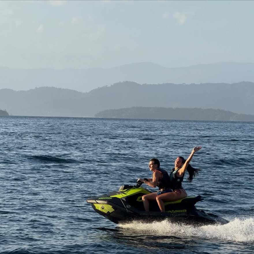 Δεν έχασε την ευκαιρία να βάλει το μπικίνι της η Ντούα Λίπα - Πήγε στη διάσημη παραλία της Ιπανέμα, δείτε φωτογραφίες