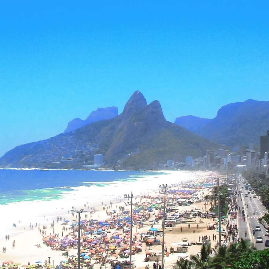 Δεν έχασε την ευκαιρία να βάλει το μπικίνι της η Ντούα Λίπα - Πήγε στη διάσημη παραλία της Ιπανέμα, δείτε φωτογραφίες