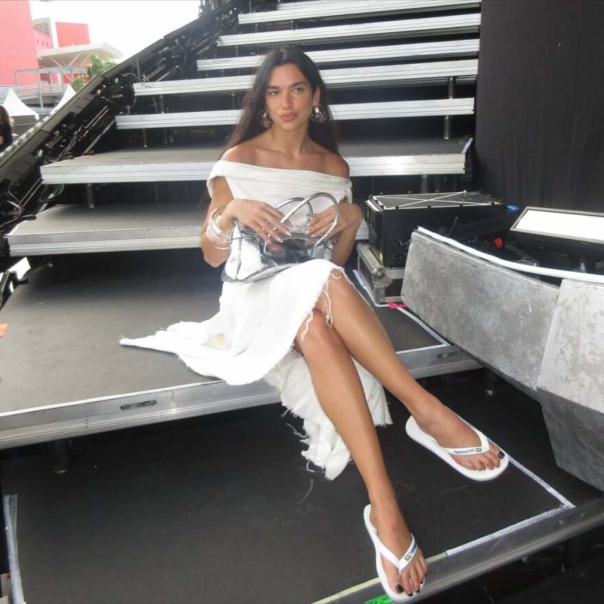 Δεν έχασε την ευκαιρία να βάλει το μπικίνι της η Ντούα Λίπα - Πήγε στη διάσημη παραλία της Ιπανέμα, δείτε φωτογραφίες