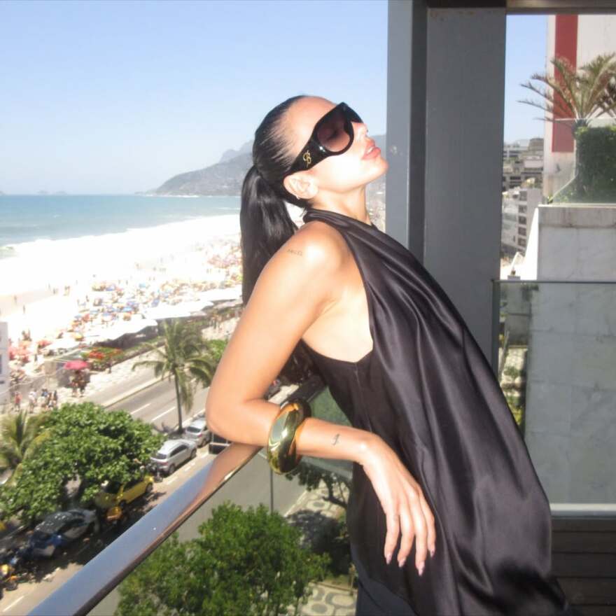 Δεν έχασε την ευκαιρία να βάλει το μπικίνι της η Ντούα Λίπα - Πήγε στη διάσημη παραλία της Ιπανέμα, δείτε φωτογραφίες